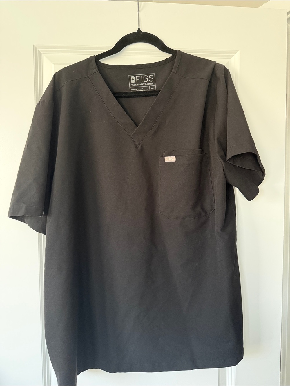 Figs Men’s Black V-Neck Scrub Top with Chest Pocket and Scrub Pants- size XXL